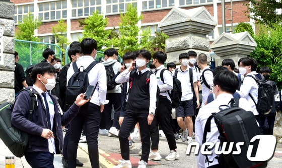 20일 오전 인천시 연수구 송도고등학교 학생들이 귀가하고 있다./뉴스1 © News1 정진욱 기자