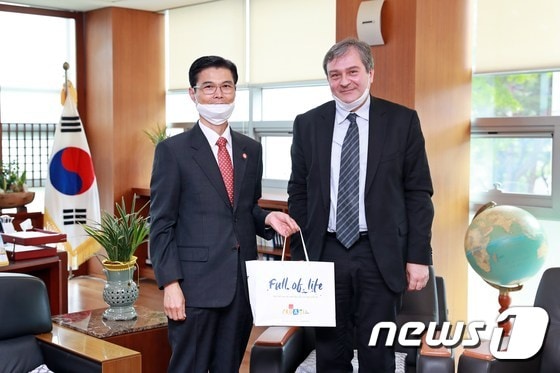 김일목 삼육대학교 총장(왼쪽)과 다미르 쿠센 주한 크로아티아 대사(삼육대 제공) © 뉴스1
