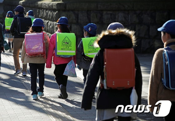 일본 초등학생들이 등교를 하는 모습. © 로이터=뉴스1 © News1 박병진 기자