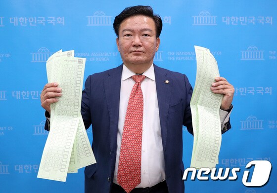 민경욱 미래통합당 의원이 지난 21일 오후 서울 여의도 국회 소통관에서 투표용지를 들고 총선 부정선거 의혹을 제기하는 기자회견을 하고 있다. /뉴스1 © News1 박세연 기자