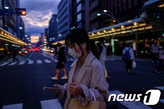 21일 오후 코로나19 관련 '긴급사태 선언'이 해제된 일본 교토부에서 마스크를 착용한 여성이 길을 걷고 있다.   © AFP=뉴스1