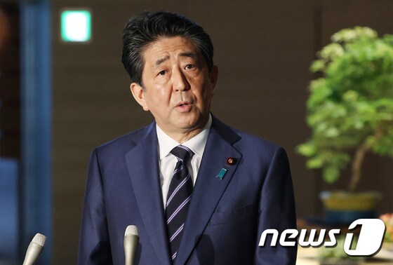 아베 신조 일본 총리가 21일 오후 관저에서 기자회견을 하고 있다. © AFP=뉴스1