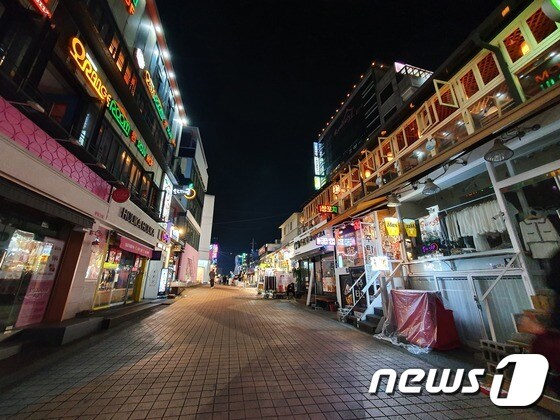 22일 밤 10시께 홍익대 앞 '젊음의 거리'의 한산한 모습 © 뉴스1 황덕현 기자