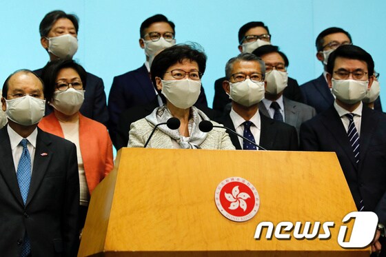 22일(현지시간) 캐리 람(林鄭月娥) 홍콩 행정장관이 기자회견에서 '홍콩 국가보안법'에 대한 지지 의사를 밝히고 있다. © 로이터=뉴스1