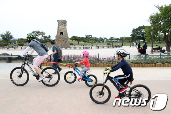 지난해 5월 24일 경북 경주시 첨성대 앞에서 일가족이 자전거를 타고 달리고 있다.(뉴스1 자료) © News1 최창호 기자