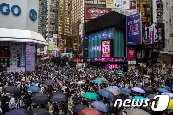 지난달 24일 홍콩 코즈웨이베이 지역에서 홍콩 시민들이 '홍콩 국가보안법' 제정 반대 시위를 벌이고 있다. © AFP=뉴스1