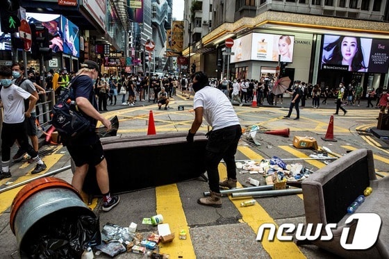 24일 홍콩 국가보안법 반대 시위가 열린 코즈웨이베이에서 시위대가 바리케이드를 설치하고 있다. © AFP=뉴스1