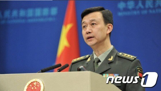 오겸 중국 국방부 대변인이 브리핑을 하고 있다 (출처=웨이보 갈무리)© 뉴스1