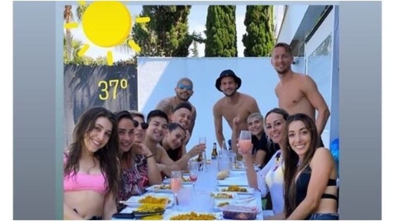 스페인 라리가 세비야 소속 선수들이 자가격리 지침을 어기고 수영장 파티를 즐겨 여론의 질타를 받고 있다. (마르카 홈페이지) © 뉴스1