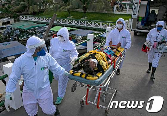 브라질 의료진이 코로나19 환자를 이송하고 있다.  © AFP=뉴스1 © News1 박병진 기자