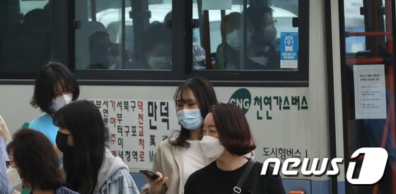 부산 부산진구 서면의 한 버스정류장에 시민들이 마스크를 착용하고 대중교통을 이용하고 있다.2020.5.26/뉴스1 © News1