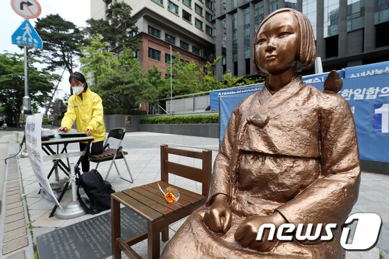  26일 오후 서울 중구 옛 일본대사관 앞에 설치된 평화의 소녀상 주위로 시민들이 오가고 있다. 2020.5.26/뉴스1 © News1 민경석 기자