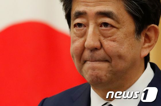 아베 신조 일본 총리가 25일 오후 관저에서 코로나19 관련 '긴급사태'(비상사태)의 전면 해제를 선언하는 기자회견을 하고 있다. © AFP=뉴스1
