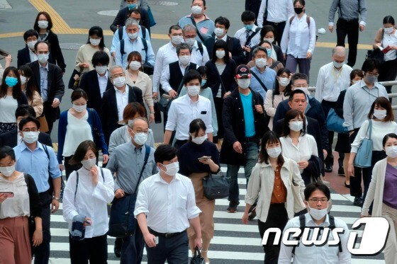 26일 마스크를 쓰고 거리를 지나는 일본 도쿄 통근객들. © AFP=뉴스1