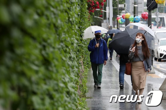 비가 내리는 26일 오후 서울 서대문구 이화여자대학교 인근에서 우산을 쓴 시민들이 걸음을 재촉하고 있다. 2020.5.26/뉴스1 © News1 이동해 기자