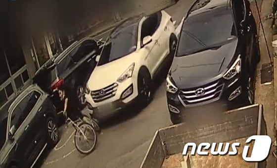 경북 경주경찰서는 동촌동 스쿨 존에서 SUV차량이 자전거를 추돌한 사고로 자전거를 타고 가던 A군(9)이 사고 충격으로 넘어지는 모습. (독자제공)2020.5.26/ 뉴스1