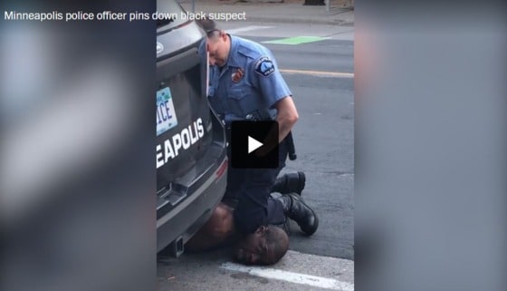 흑인 남성의 목을 무릎으로 찍어누르는 경찰관의 모습 <워싱턴포스트 웹사이트 영상 갈무리>