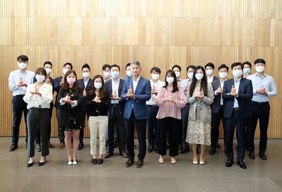 동국제강 장세욱 부회장(가운데)과 임직원들이 수어로 존경과 감사의 마음을 표현하고 있다.(동국제강 제공)© 뉴스1