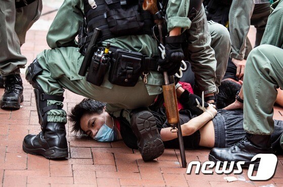 지난 24일 홍콩 코즈웨이베이에서 열린 '반(反)국가보안법' 시위에서 무장 경찰이 시위대를 체포하고 있다. © AFP=뉴스1