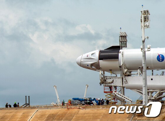 스페이스X가 쏘아올리는 '크루드래곤'이 26일 미 플로리다주 케네디 우주센터의 팰컨9 부스터 로켓에 장착돼 있다. © 로이터=뉴스1