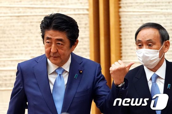 5월4일 도쿄 총리 관저에서 기자회견을 하는 아베 신조 일본 총리(왼쪽)와 스가 요시히데 관방장관. © AFP=뉴스1