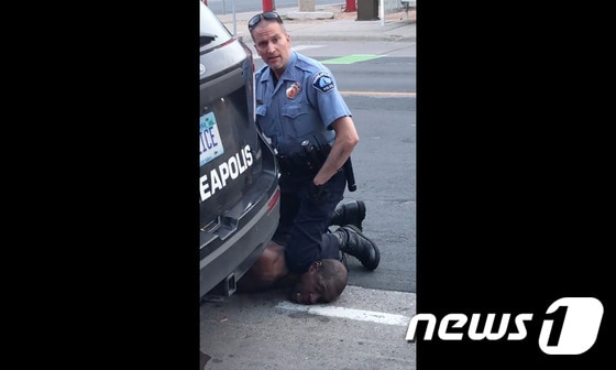 흑인 남성의 목을 무릎으로 짓누르는 경찰관의 모습 © AFP=뉴스1