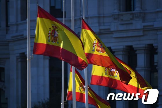 조기로 게양된 스페인 국기 © AFP=뉴스1