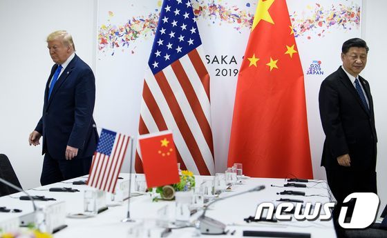 지난해 6월29일 일본 오사카에서 열린 미중 정상회담 회의장에서 도널드 트럼프 미국 대통령과 시진핑 중국 국가주석이 뒤돌아 서 있다. © AFP=뉴스1