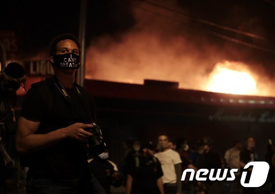29일 미네소타주 세인트폴의 경찰서가 시위대가 놓은 불에 타고 있다. © AFP=뉴스1