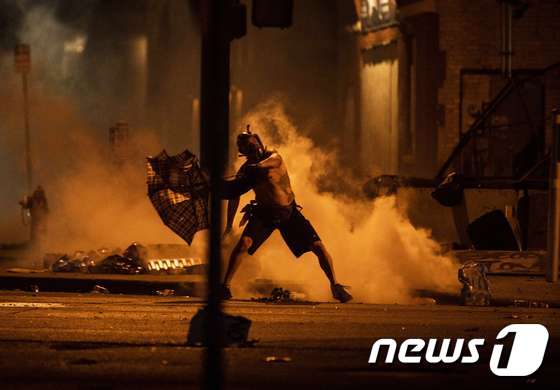 미국에서 백인 경찰의 손에 흑인 남성이 살해당한 일로 과격 시위가 발생했다. © AFP=뉴스1