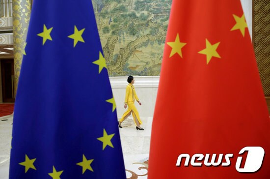 EU기와 중국의 오성홍기. © 로이터=뉴스1