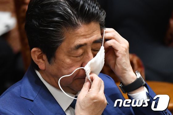 아베 신조(安倍晋三) 일본 총리 내각에 대한 지지율이 26%로 급락했다는 여론조사 결과가 나왔다. © AFP=뉴스1