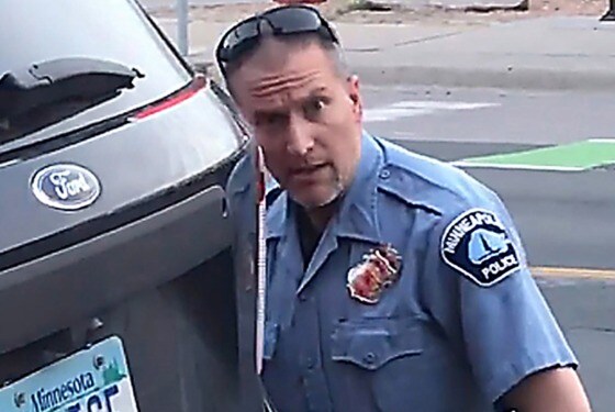 흑인 조지 플로이드를 무릎으로 짓눌러 숨지게 한 경찰관 데릭 쇼빈. (유튜브 갈무리) © News1<strong class=