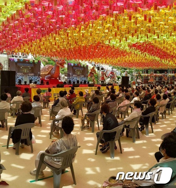 부처님오신날 행사가 열리고 있는 부산 범어서 현장 2020.5.30 © 뉴스1