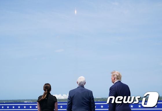 (맨 오른쪽부터 순서대로) 발사 장면을 지켜보고 있는 도널드 트럼프 미국 대통령과 마이크 펜스 부통령, 펜스 부통령의 아내 카렌 © AFP=뉴스1