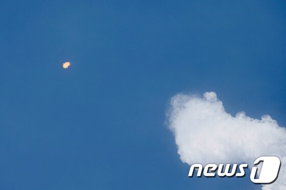 30일(현지시간) 케네디 우주센터에서 발사된 스페이스X 우주선이 점이 되어 우주로 사라지고 있다. © 로이터=뉴스1 © News1 박형기 기자