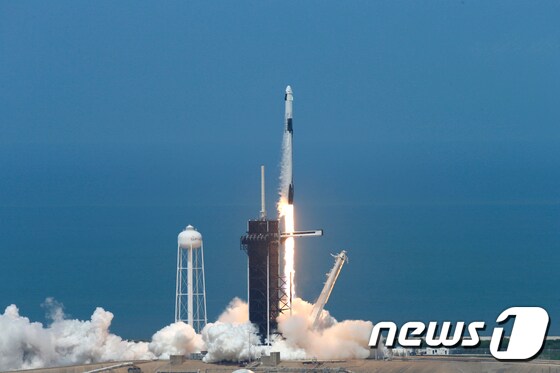 30일(현지시간) 발사 직후 대지를 박차고 이륙하고 있는 스페이스X의 우주선. © 로이터=뉴스1 © News1 박형기 기자