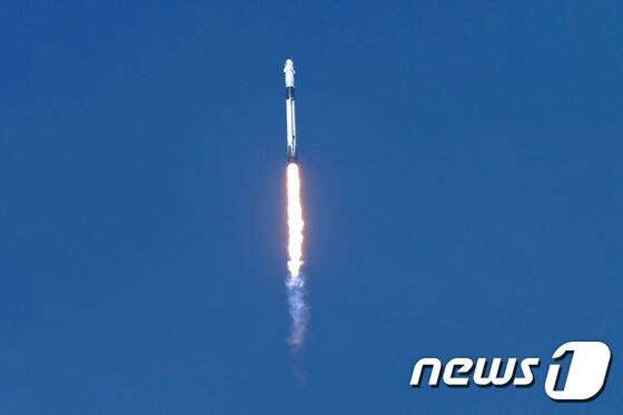 30일(현지시간) 발사 이후 창공으로 날아가고 있는 우주선 스페이스X의 우주선. © 로이터=뉴스1 © News1 박형기 기자