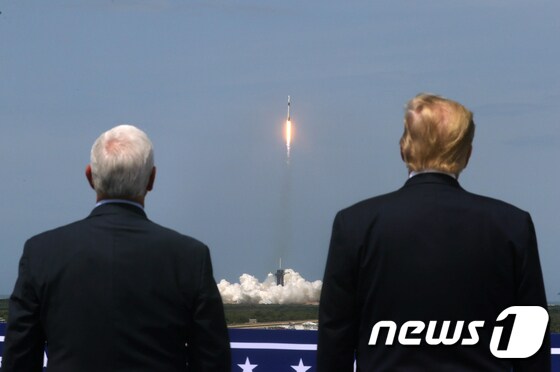 30일(현지시간) 도널드 트럼프 대통령과 마이크 펜스 부통령이 스페이스X 우주선 발사장면을 지켜보고 있다. © 로이터=뉴스1 © News1 박형기 기자