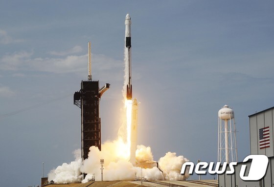 스페이스X의 첫 민간 유인우주선 '크루드래곤'이 30일(현지시간) 미국 프롤리다주 케네디 우주센터에서 발사됐다. © AFP=뉴스1
