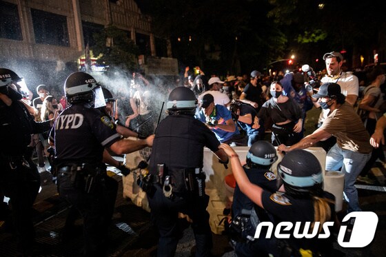 미국 뉴욕에서 흑인 사망 항의시위를 벌이는 시위대와 경찰이 충돌을 빚고 있다. © 로이터=뉴스1
