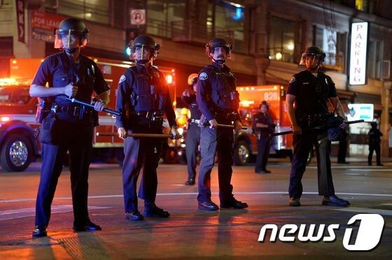 미국 캘리포니아주 로스앤젤레스(LA) 경찰들이 시위 진압을 위해 대기하고 있다. © 로이터=뉴스1