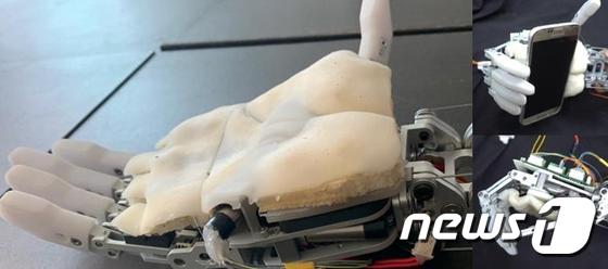 한국연구재단은 31일 한국과학기술원(KAIST·카이스트) 박형순·김택수 교수 연구팀이 사람 손바닥 피부의 특성을 모사해 로봇 손의 조작 성능을 높여줄 인공피부를 개발했다고 밝혔다. (한국연구재단 제공) 2020.05.31/뉴스1