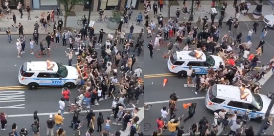 30일(현지시간) 미국 뉴욕 브루클린에서 벌어진 시위에서 경찰차 2대가 앞에 모인 군중들을 덮치는 영상이 SNS에서 확산됐다. © 뉴스1