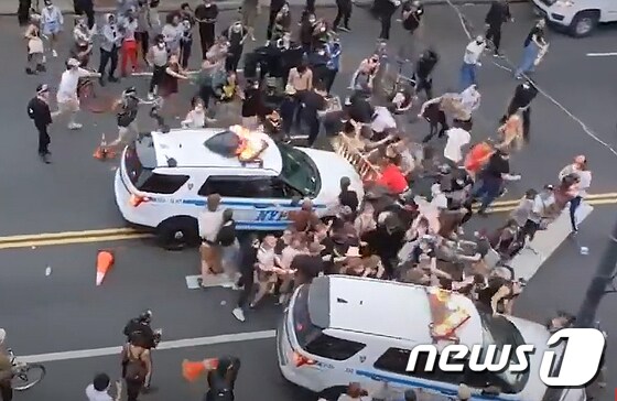 뉴욕경찰차, '흑인사망' 시위대 한복판으로 돌진