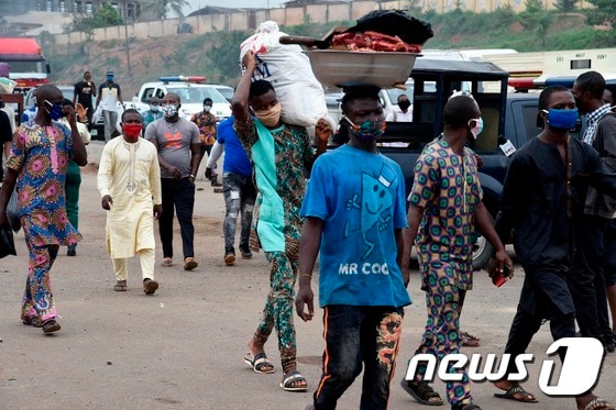 코로나19에 대응하기 위해 시행한 봉쇄령이 완화되자 나이지리아 라고스에 마스크를 쓴 시민들이 몰려나오고 있다. 기사와 관련없는 사진. © AFP=뉴스1 © News1