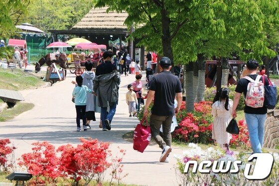 지난 5일 김해가야테마파크에 많은 방문객들이 찾아 모처럼 활기를 띠었다. © 뉴스1