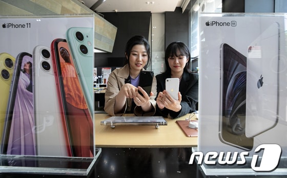 6일 오후 서울 세종대로 광화문 KT 스퀘어에서 시민들이 아이폰SE 2세대 제품을 살펴보고 있다. 2020.5.6/뉴스1 © News1 이승배 기자