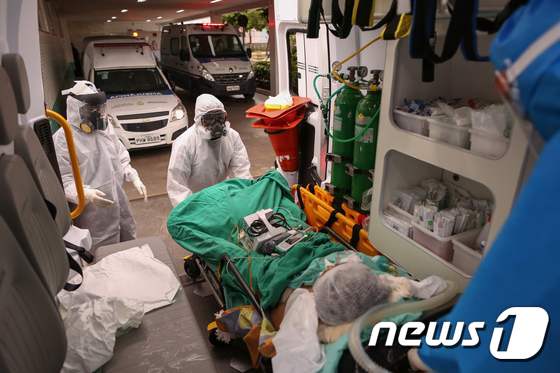 5일(현지시간) 브라질 마나우스의 의료진들이 코로나19 의심환자를 이송하고 있다. © AFP=뉴스1