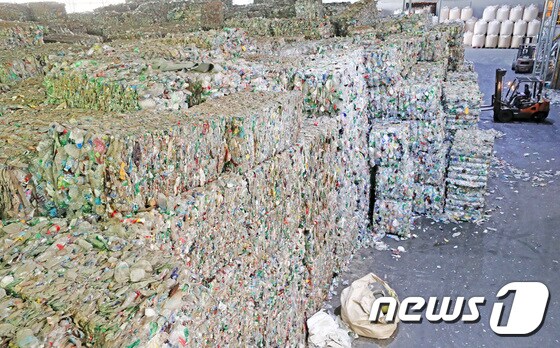  지난 5월 경기도 화성시 소재 페트 재활용업체에서 직원들이 페트 재생원료를 비축하기 위한 작업을 하고 있다. 2020.5.7/뉴스1 © News1 조태형 기자